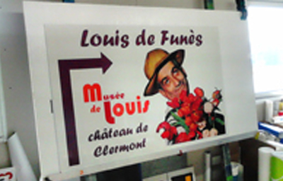 PANNEAU DIRECTIONNEL MUSEE LOUIS DE FUNES